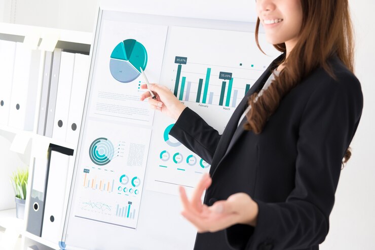 Foto empresaria apuntando al gráfico haciendo una presentación