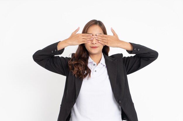 Foto la empresaria asiática cerrando los ojos con ambas manos