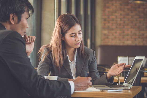 Empresaria asiática trabajando en un café