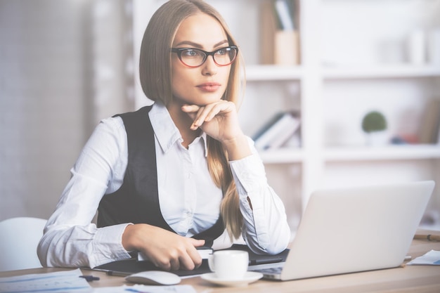 Empresaria atractiva en el lugar de trabajo