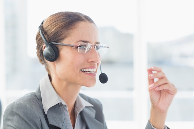 Empresaria con auriculares en call center