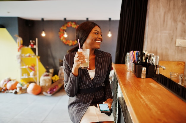 Empresária bebendo limonada cocktail no café no bar