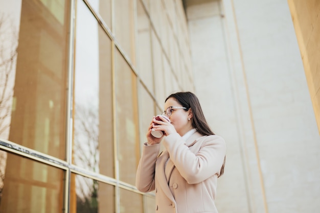 La empresaria beber el café durante el tiempo de descanso.