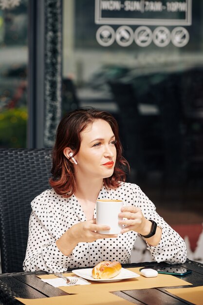 La empresaria bebiendo una taza de café