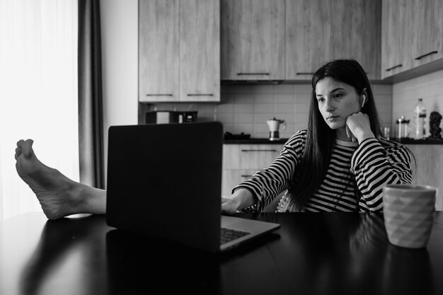 Empresaria y bloguera trabajando en una computadora portátil sentada en casa y dirigiendo su negocio a través de la oficina en casa Copiar espacio