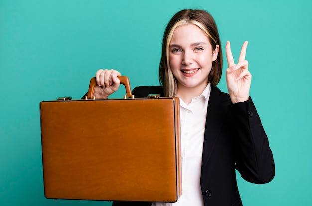 Empresaria bonita joven con una maleta de cuero