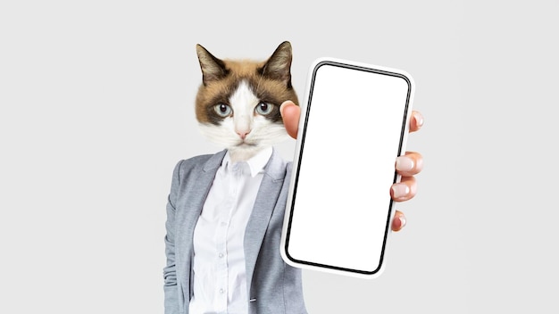 Empresaria con cabeza de gato mostrando maqueta de teléfono celular