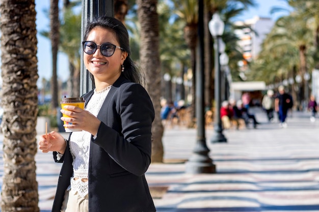 Empresaria con un café para llevar