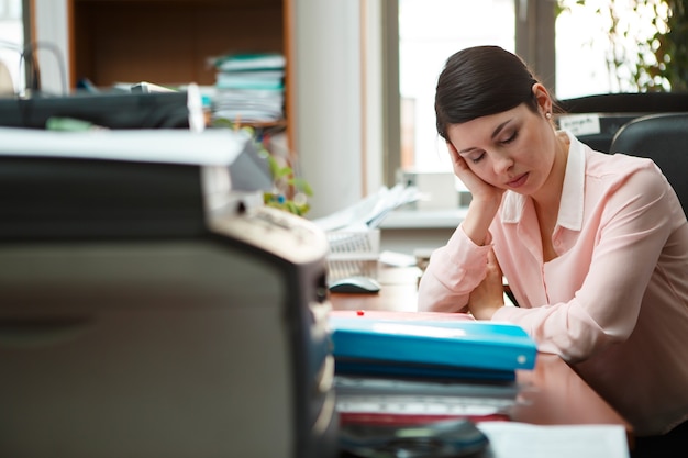 Empresaria cansada durmiendo en el escritorio