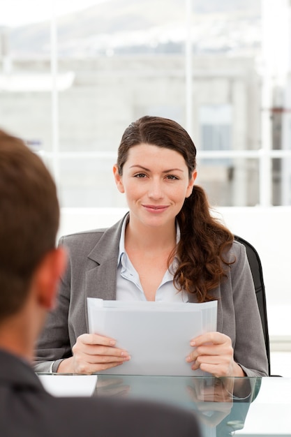 Empresaria carismática durante una entrevista con un hombre de negocios