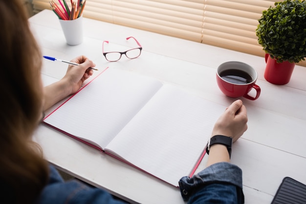 Empresária casual, trabalhando em sua mesa no escritório