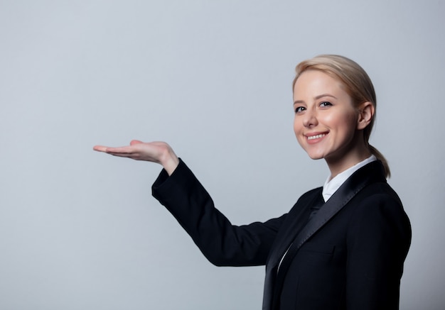 Empresaria en un clásico traje negro