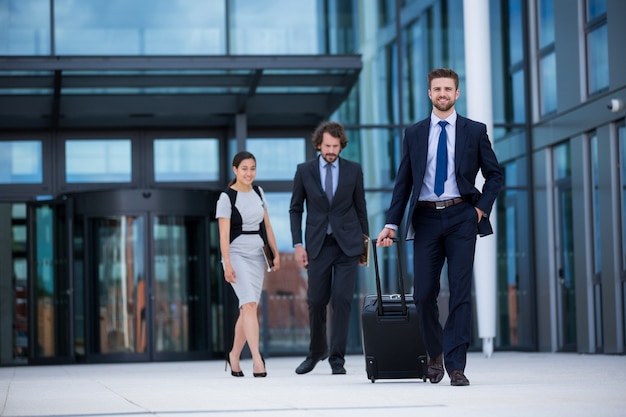 Foto empresaria con colegas caminando