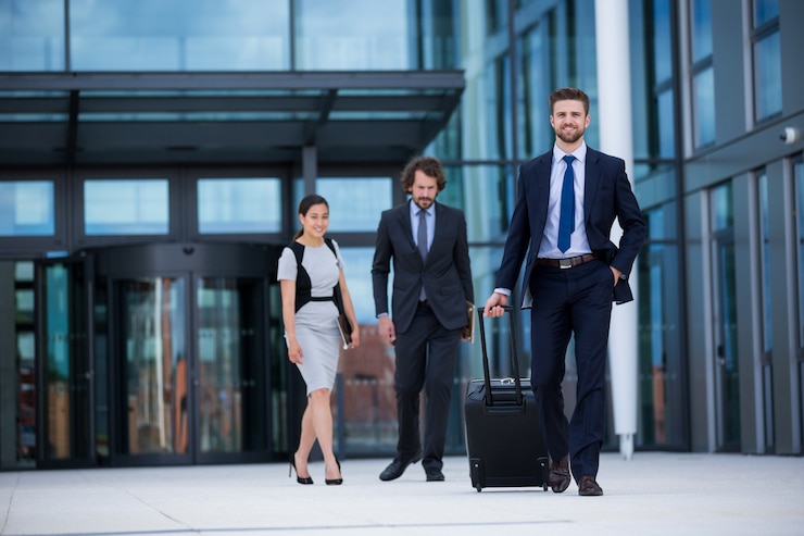 Foto empresaria con colegas caminando