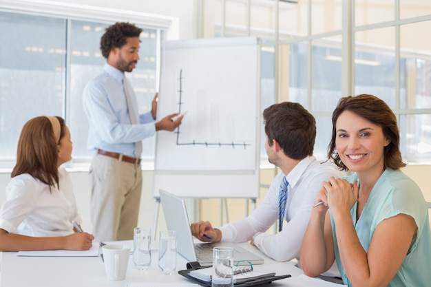 Empresaria con colegas en la reunión de la sala de juntas