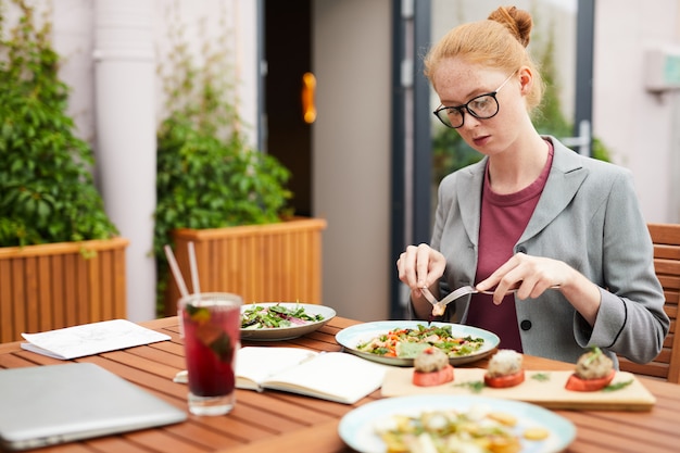 Empresária, comer salada no café