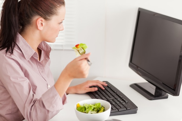 Empresaria comiendo ensalada