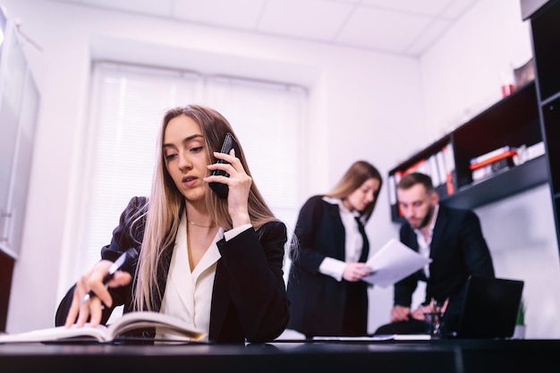 Empresaria de comunicación corporativa hablando por teléfono móvil a