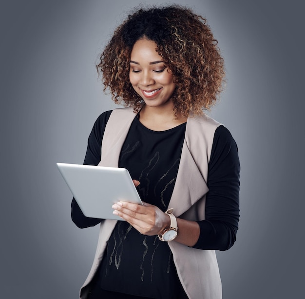 Empresaria de comunicación en línea con tableta y en un contexto de estudio para contabilidad Tecnología o finanzas de conectividad y contadora feliz por informe financiero o revisión de datos