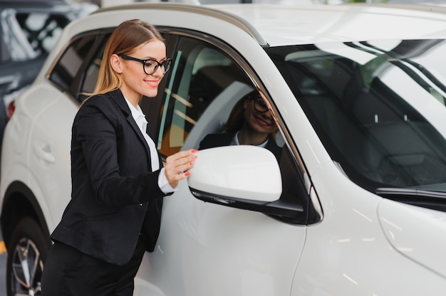 Empresaria en concepto de salón del automóvil de conductora