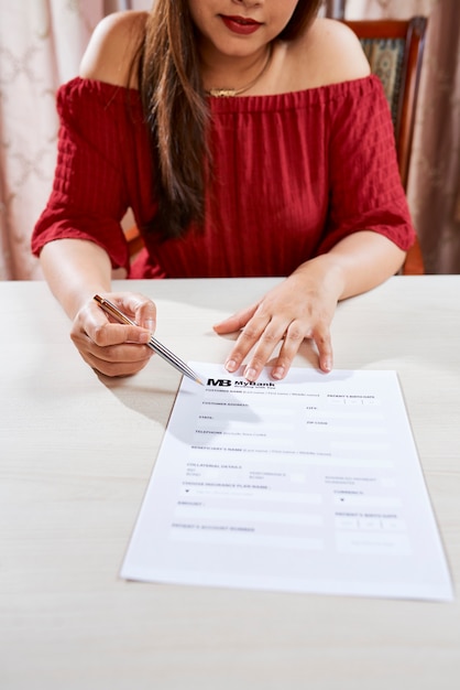 Empresaria con contrato sentado en la mesa