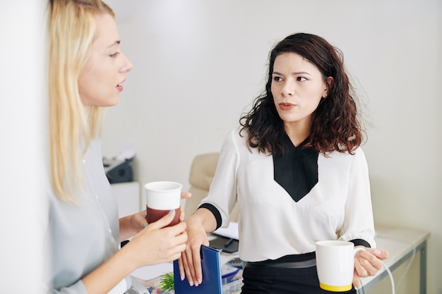 Empresária conversando com um colega