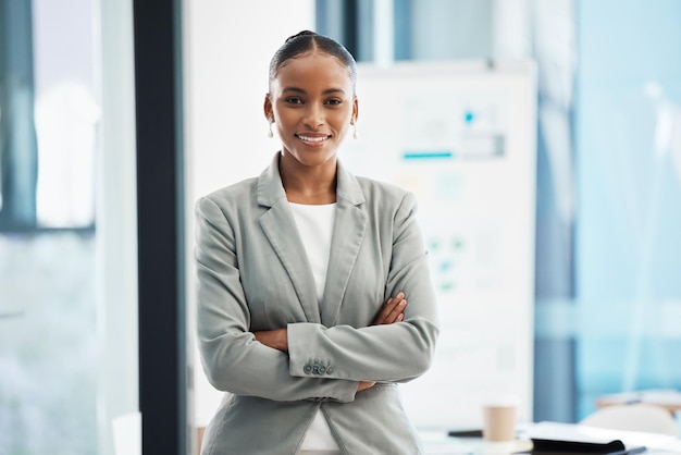 Empresária corporativa formal orgulhosa com os braços cruzados mostrando liderança profissional na apresentação da estratégia de marketing Empregado sorridente em pé na sala de reuniões da empresa para reunião de negócios