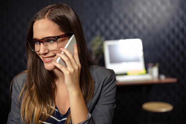 Foto empresaria creativa con una llamada telefónica