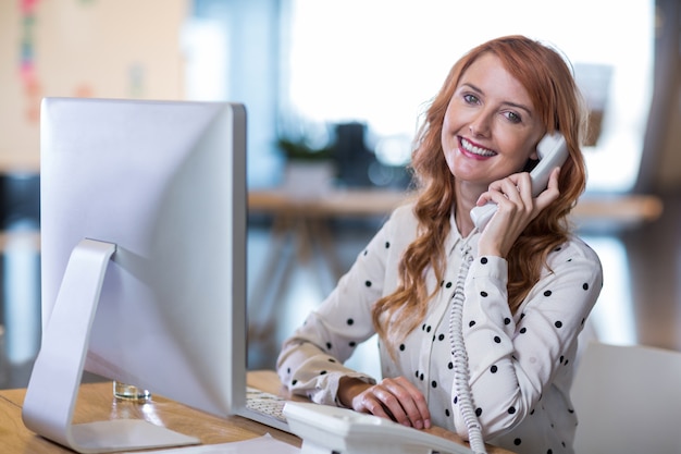 Empresária criativa falando no telefone