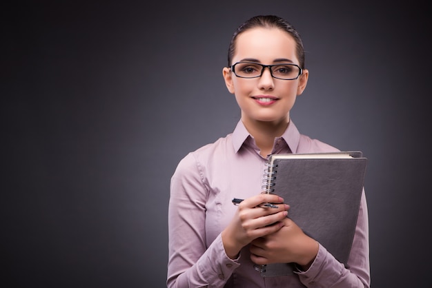 Empresaria con el cuaderno en concepto del negocio