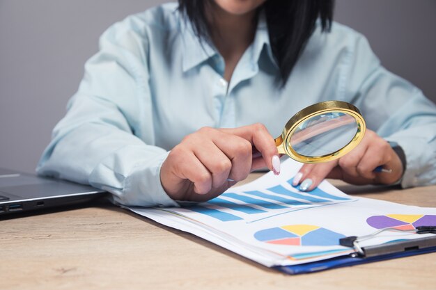 Foto la empresaria cuenta examina datos en la oficina