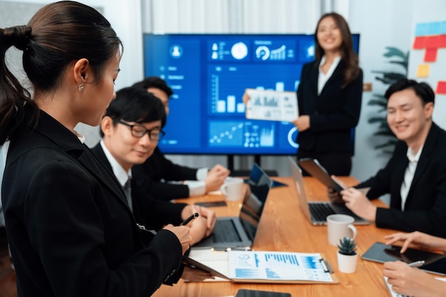 La empresaria da una presentación sobre los datos del tablero en la pantalla en la oficina de armonía