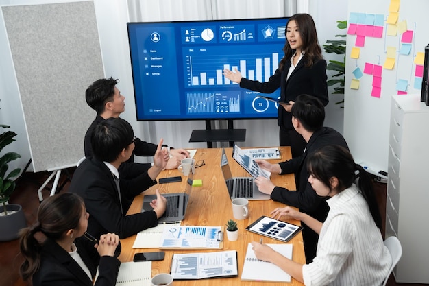 La empresaria da una presentación sobre los datos del tablero en la pantalla en la oficina de armonía