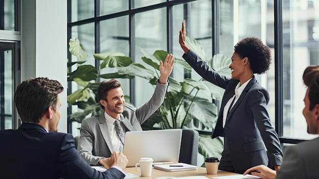 Empresária dando um high five para um colega do sexo masculino em reunião com profissionais de negócios high five durante uma reunião na sala de reuniões