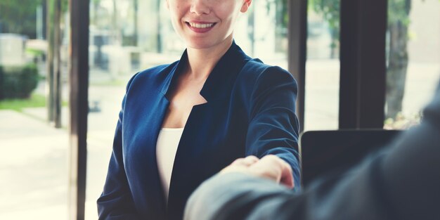 Empresaria dándose la mano con su compañero