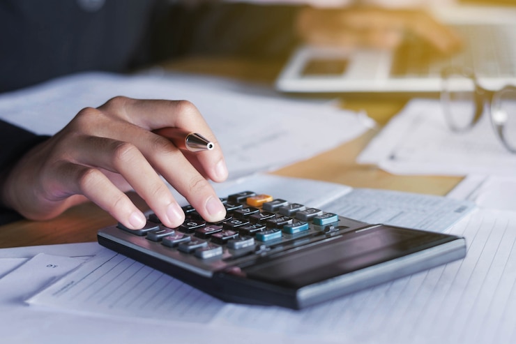 Foto empresária de conceito de contabilidade de negócios e laptop com calculadora na área de trabalho de mesa