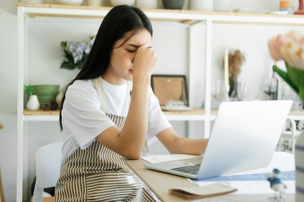 Empresária de excesso de trabalho estressada no escritório