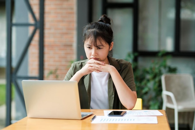 Foto empresária de excesso de trabalho estressada no escritório