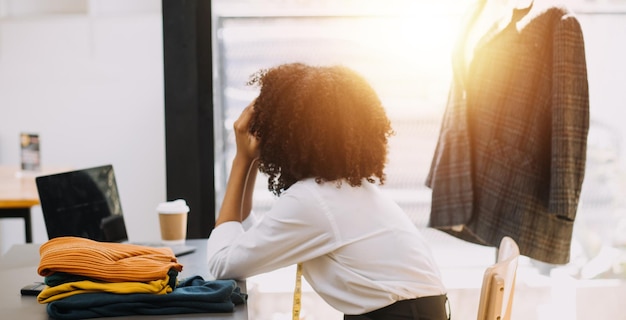 Empresária de pequenas empresas PME mulher freelance trabalhando em escritório doméstico BOXtablet e laptop conceito de comércio eletrônico de entrega de embalagens de marketing on-line em escritório doméstico