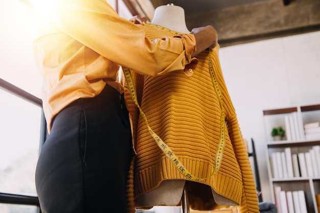 Empresária de pequenas empresas PME mulher freelance trabalhando em escritório doméstico BOXtablet e laptop conceito de comércio eletrônico de entrega de embalagens de marketing on-line em escritório doméstico