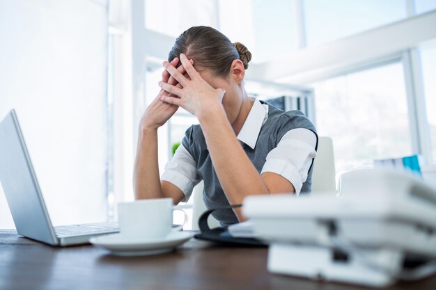 Foto empresaria deprimida con las manos en la cabeza