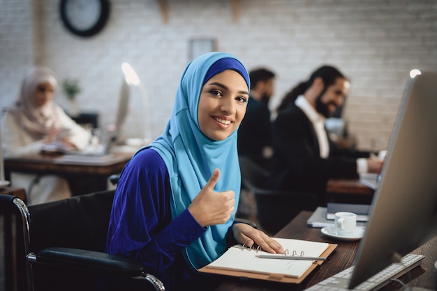 Empresaria con discapacidad en Hijab mostrando pulgar