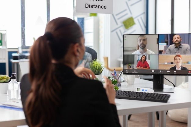 La empresaria discutiendo con el equipo empresarial remoto durante la videollamada en línea