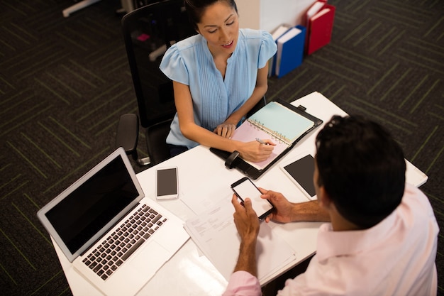 La empresaria discutiendo con su colega en el escritorio