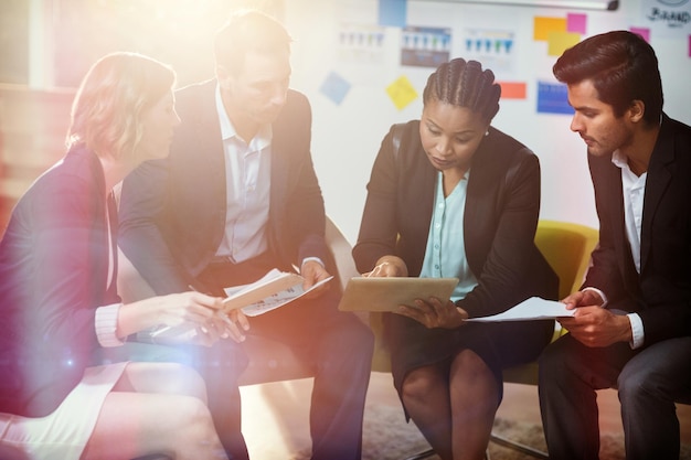 Empresária discutindo com colegas sobre tablet digital