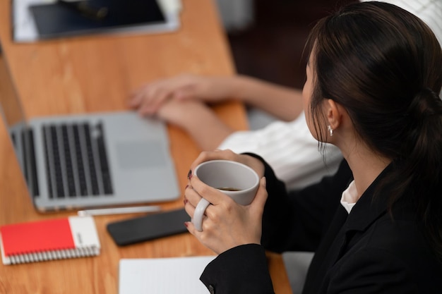 Empresária discutindo estratégia para o conceito de harmonia no escritório com café