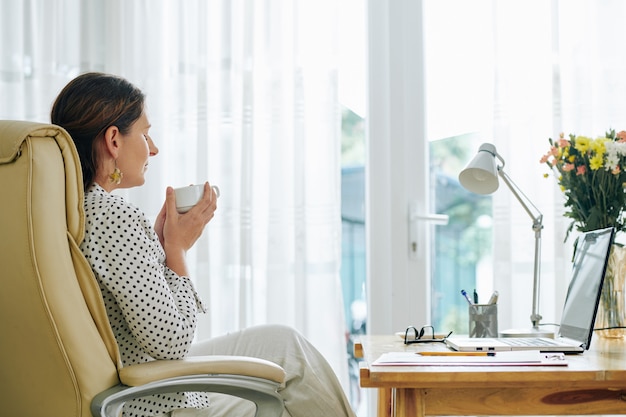 La empresaria disfrutando del café de la mañana