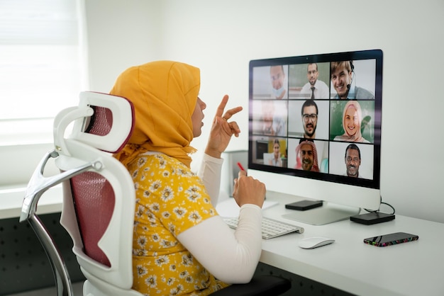 Empresária do Oriente Médio tendo conferência online em casa