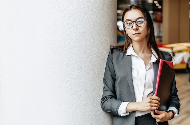 Foto empresaria con documentos para el trabajo. chica estudiante con carpetas con documentación