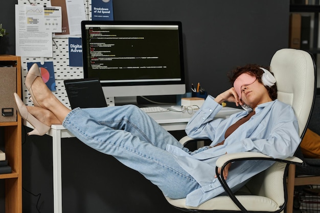 Empresaria durmiendo en su lugar de trabajo